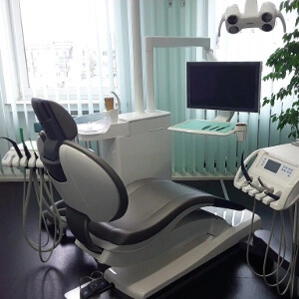 Behandlung mit modernem Gerät - Zahnarzt Dr. Priska Wolf - München Maxvorstadt